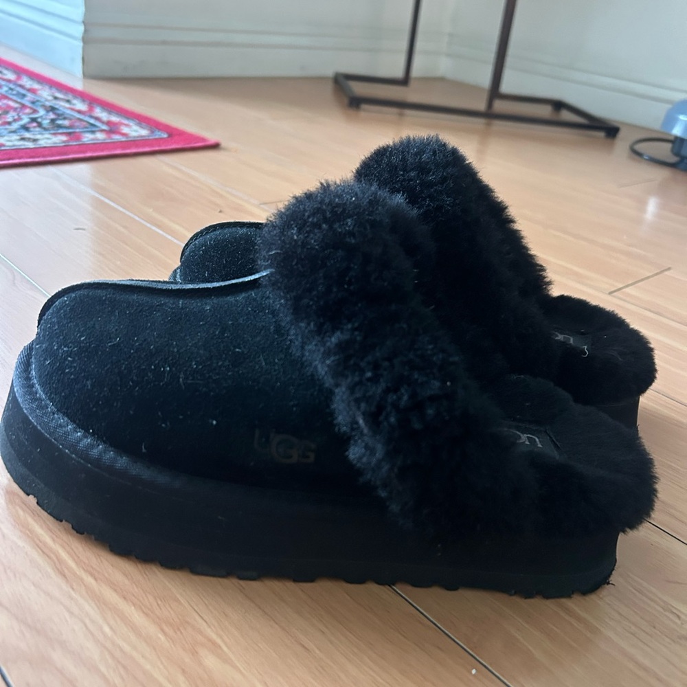 UGG Black disquette size 7